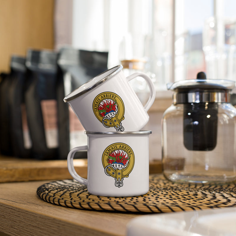 Tasse en émail avec écusson de Douglas
